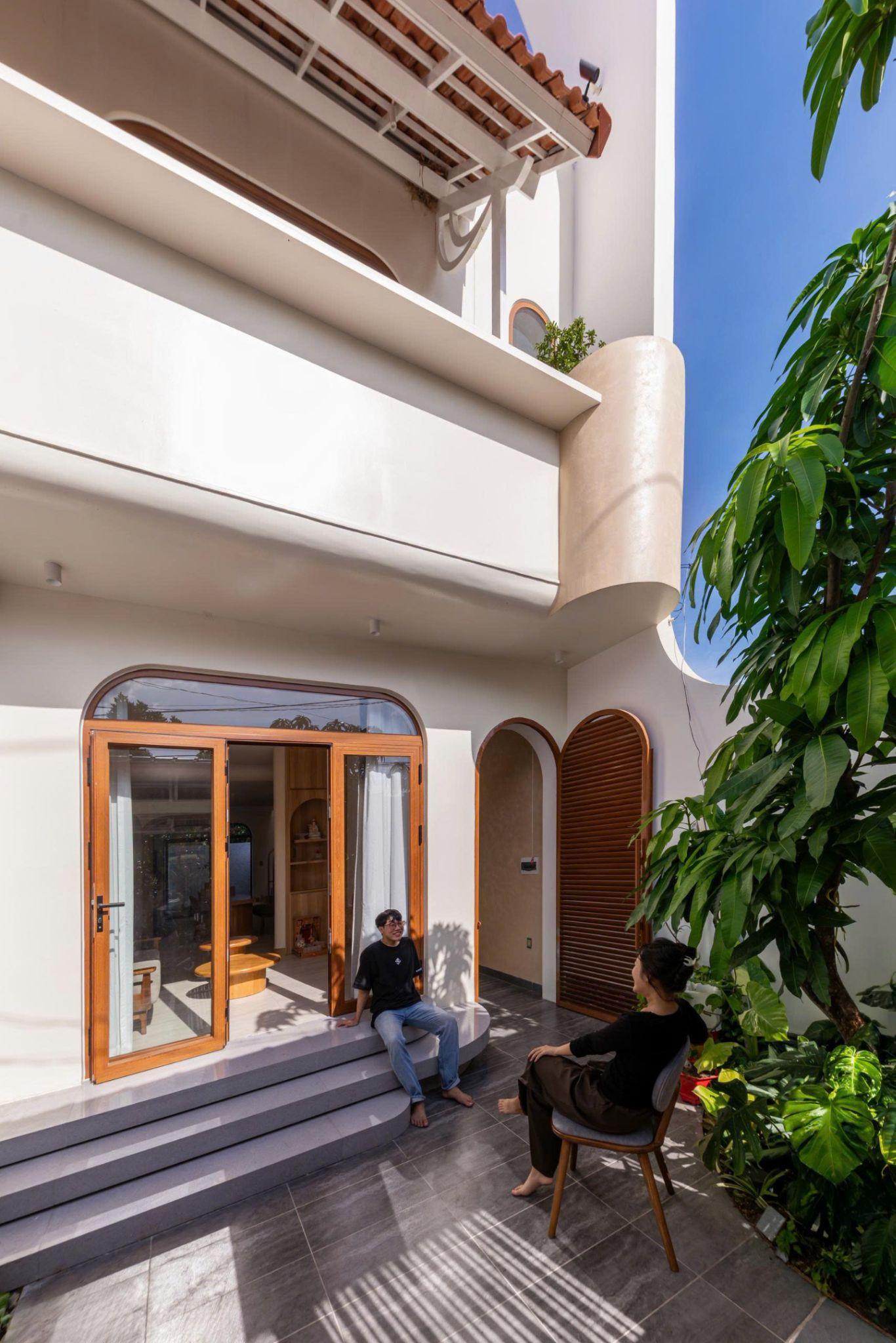 Biến nhà cũ thành ốc đảo xanh với vườn và hồ cá Koi