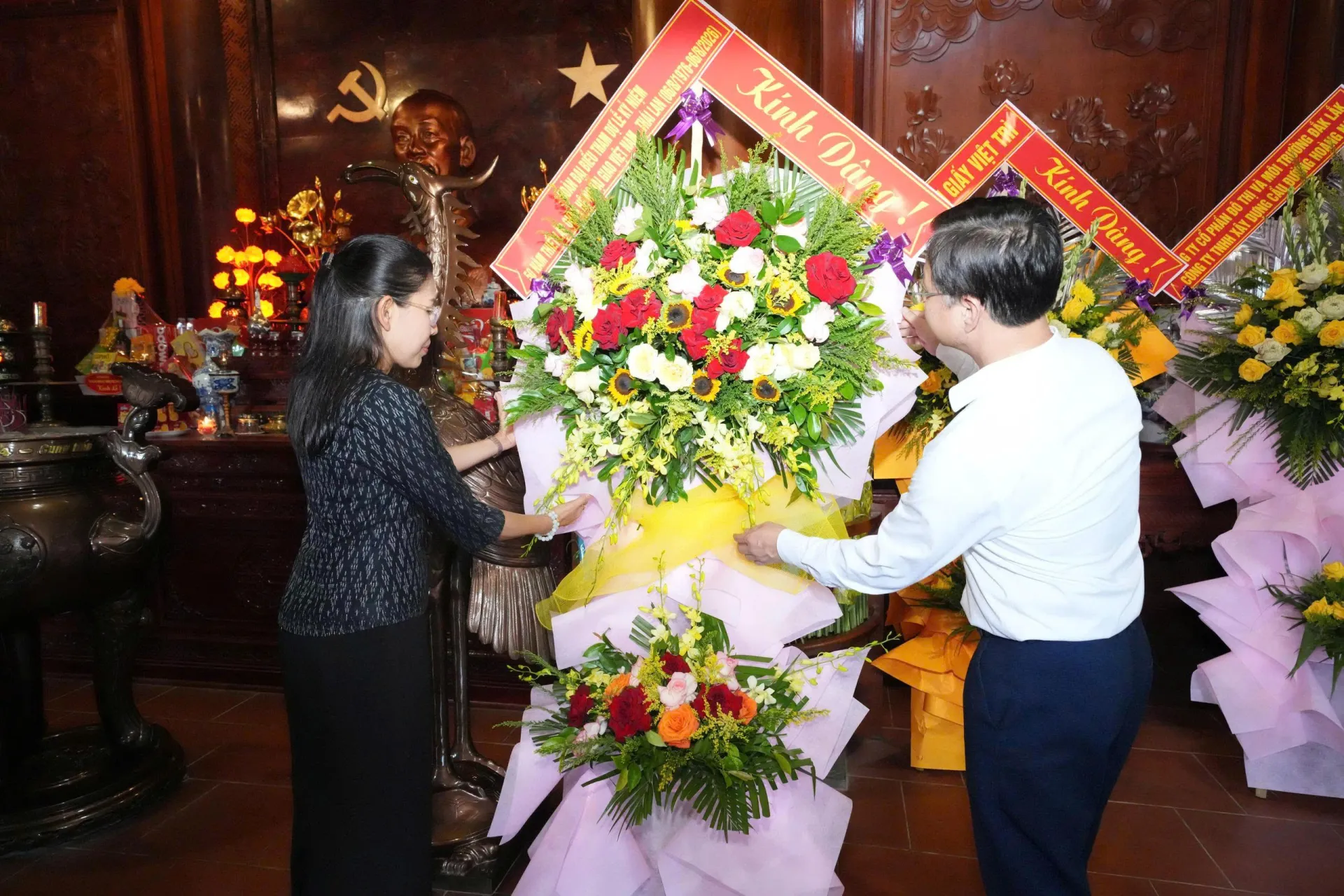 Ngoại giao ký ức: những vòng hoa vun đắp quan hệ Việt - Thái