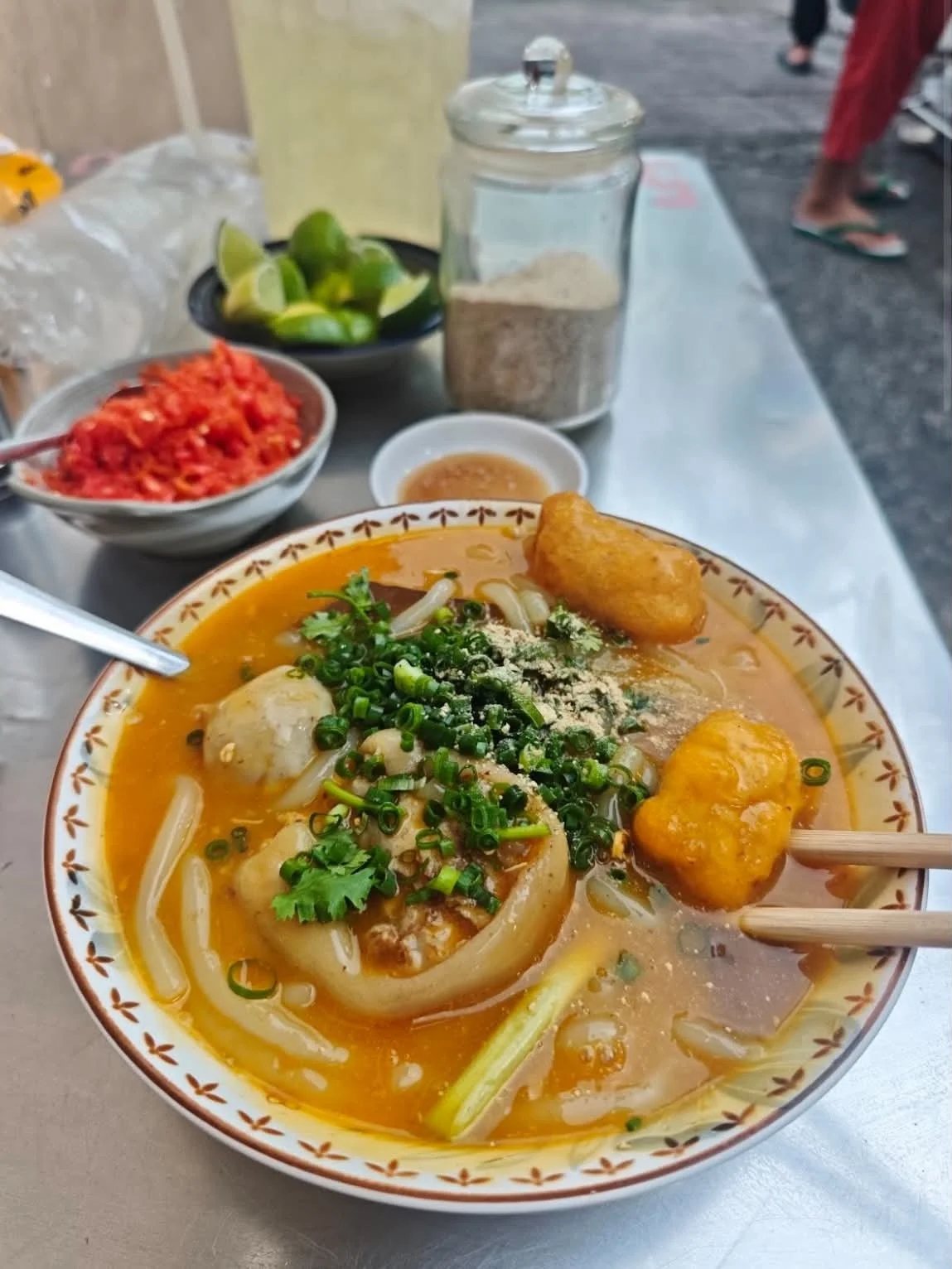 Bánh canh 400.000 đồng và 8.000 đồng: hai thế giới đường phố
