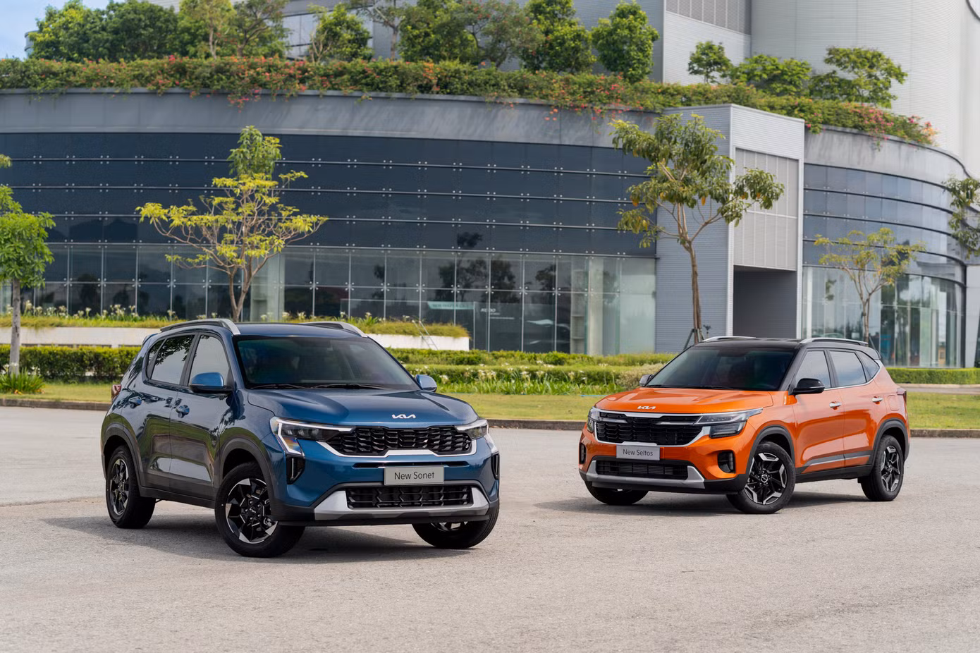 Hyundai Santa Fe vs Kia Sorento: SUV cỡ trung Hàn Quốc nào đáng chọn?