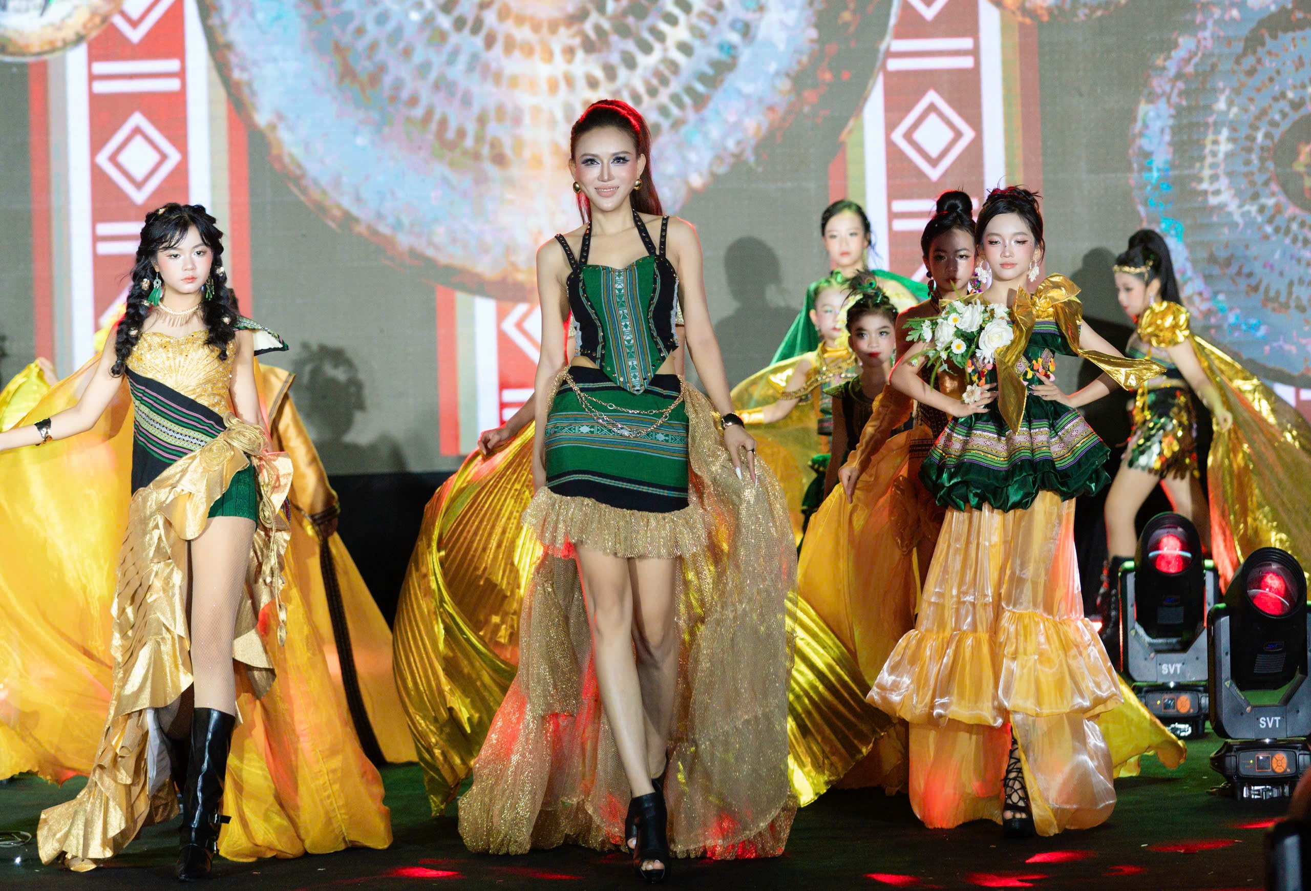 Dàn mẫu nhí tỏa sáng trên các sàn diễn thời trang lớn