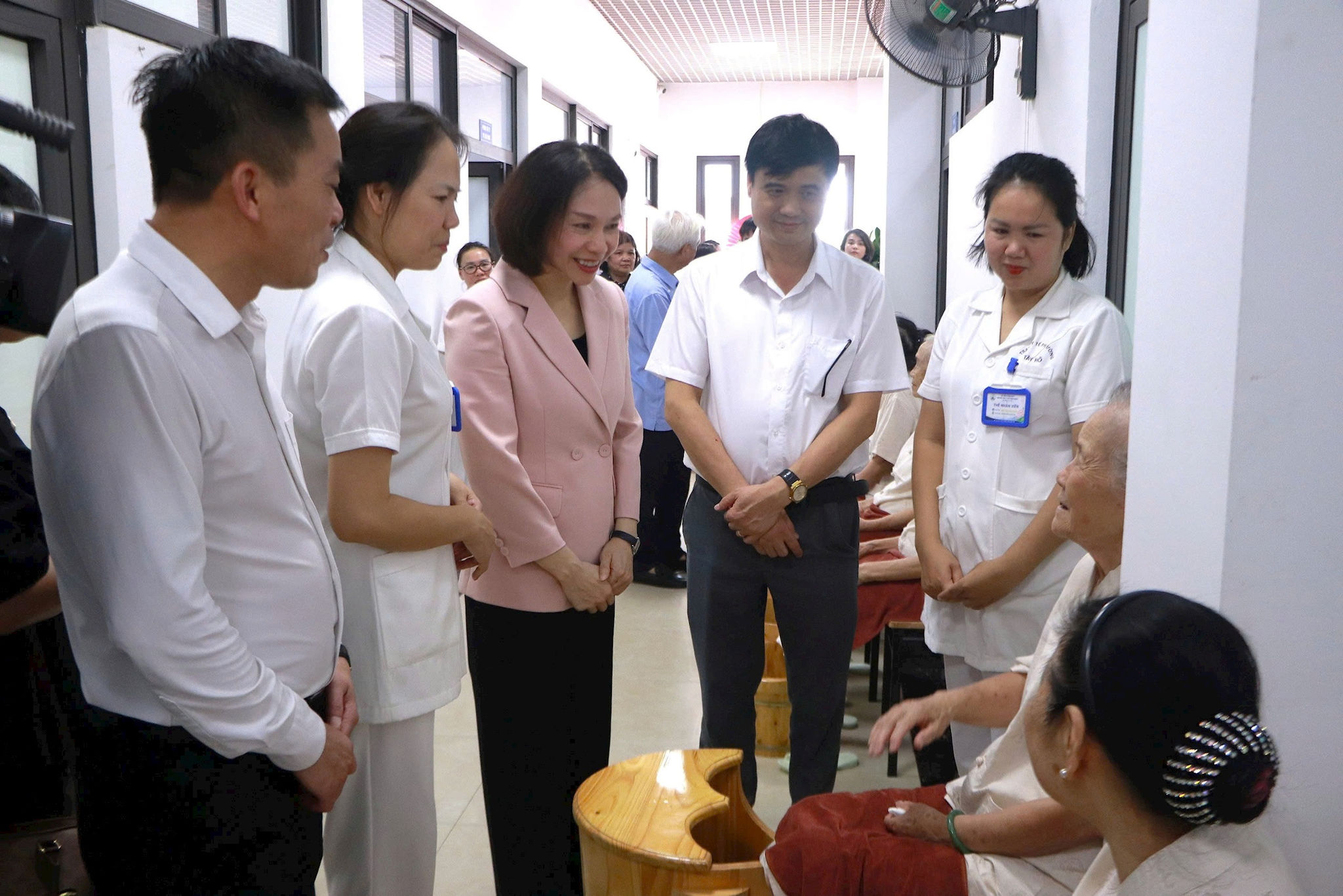 Chăm sóc ban ngày cho người cao tuổi: phòng bệnh trước cửa bệnh viện