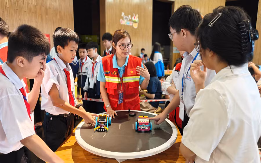 Từ sân chơi robot đến niềm đam mê STEM ở học sinh tiểu học
