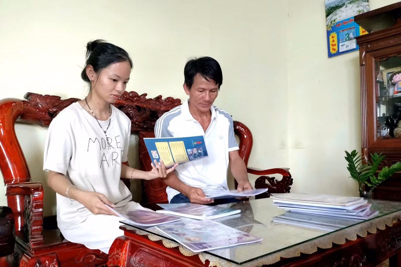 Phụ huynh căng thẳng tìm sách giáo khoa: Nên bình tĩnh và mua thông minh