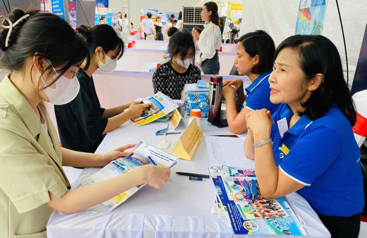 Công việc văn phòng đối mặt nguy cơ bị AI thay thế mạnh nhất