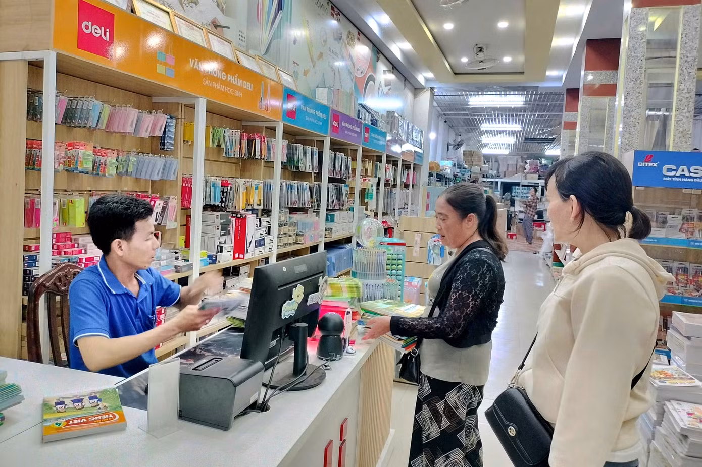 Phụ huynh căng thẳng tìm sách giáo khoa: Nên bình tĩnh và mua thông minh