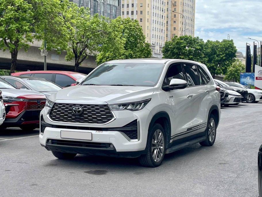 Top 10 xe xăng bán chạy nhất: Toyota áp đảo, sedan tăng tốc