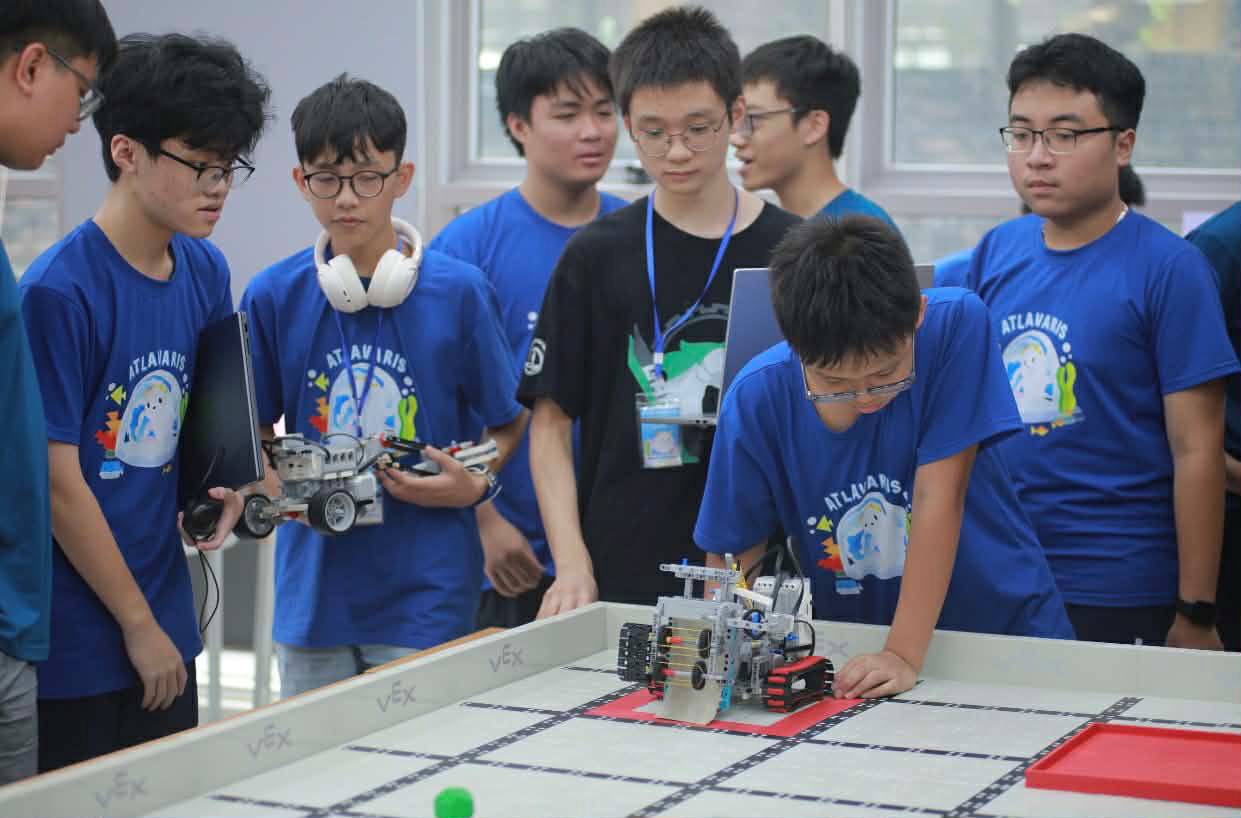 Trại hè STEM và Robotics: Khi công nghệ trở thành cuộc phiêu lưu tuổi học trò