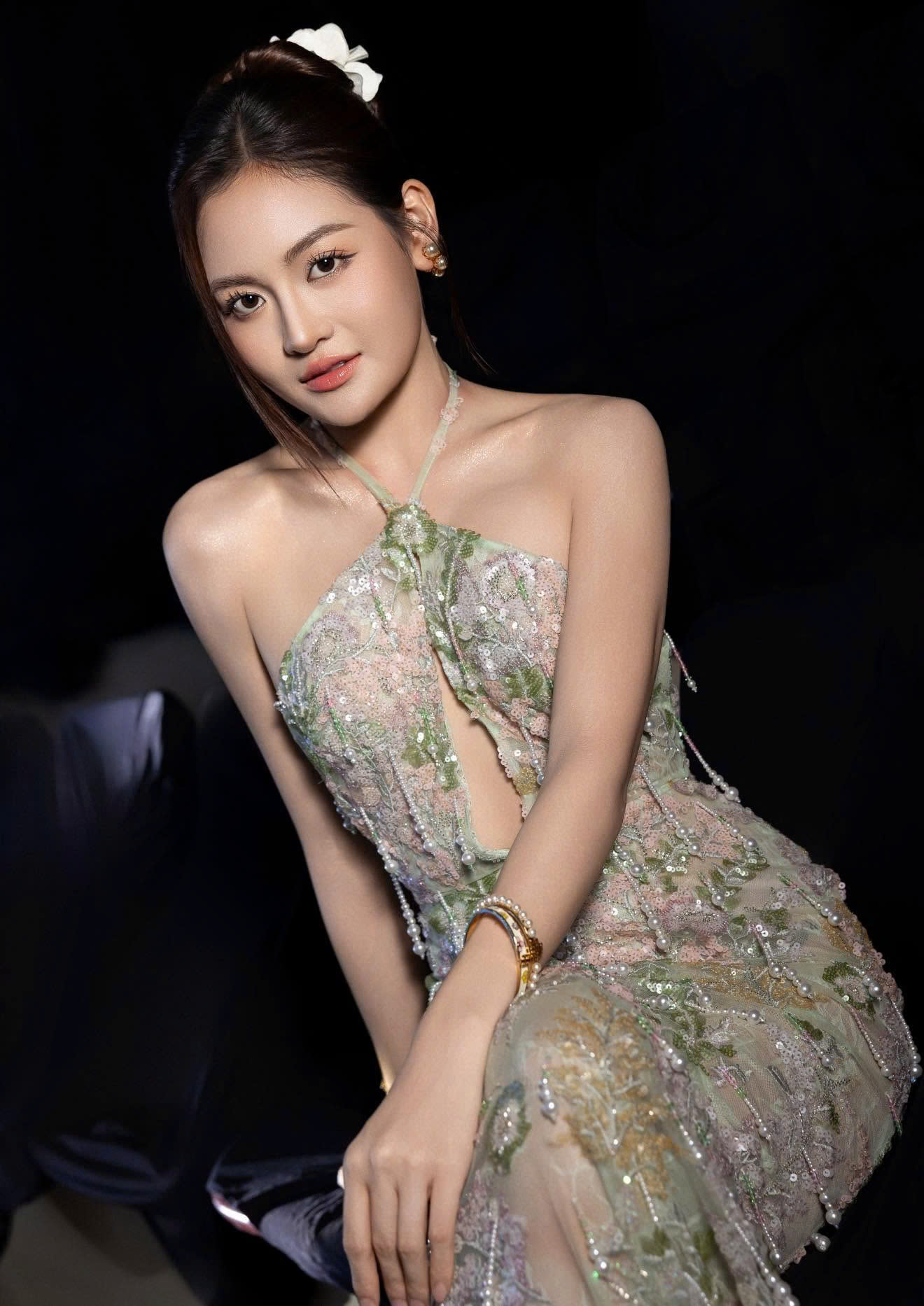 Tủ đồ tối giản cho phụ nữ hiện đại: Bí quyết thanh lịch từ Trang Nhung, Lã Thanh Huyền và Thùy Anh