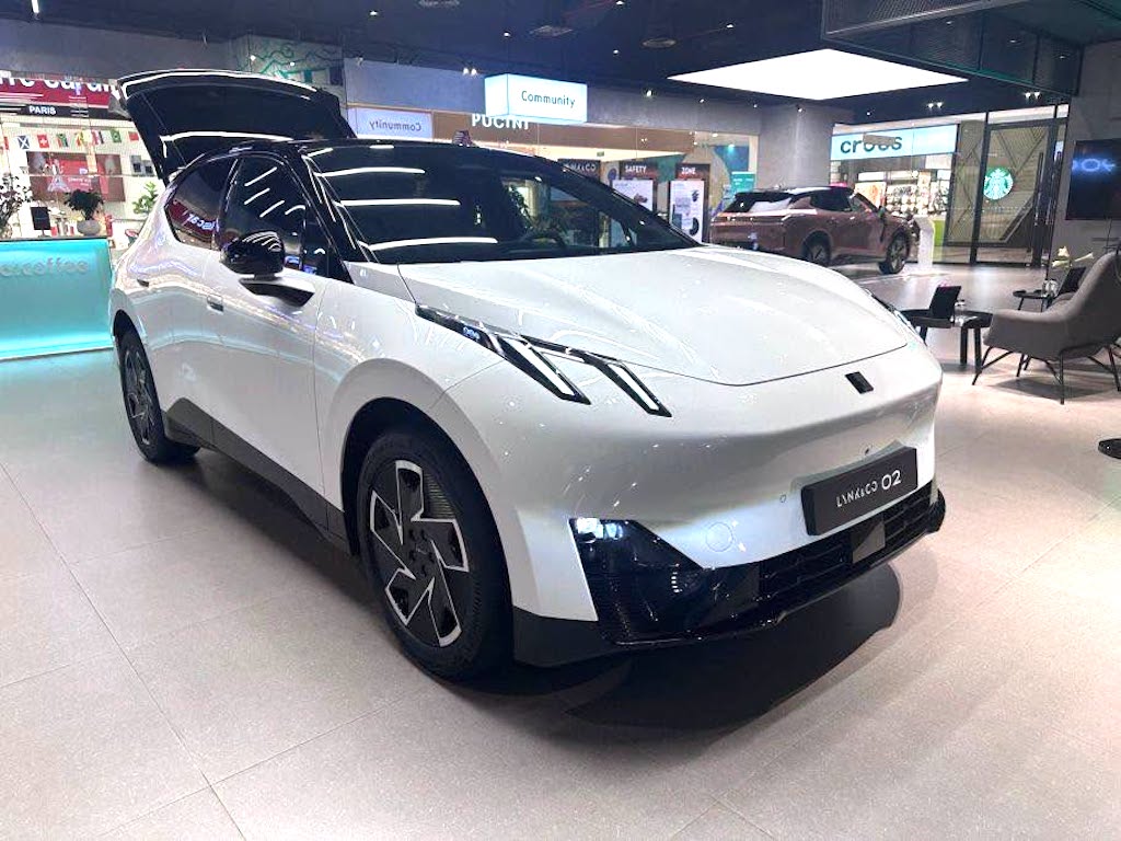 Lynk & Co 02 ra mắt: SUV điện B+ thách thức VinFast VF8