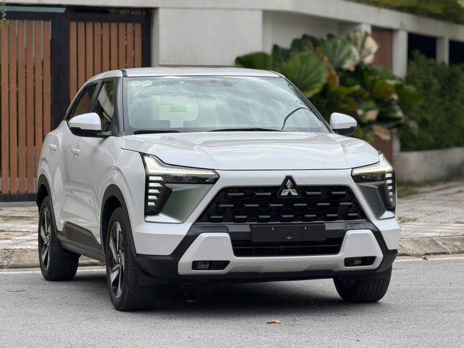 Top 10 xe xăng bán chạy nhất: Toyota áp đảo, sedan tăng tốc