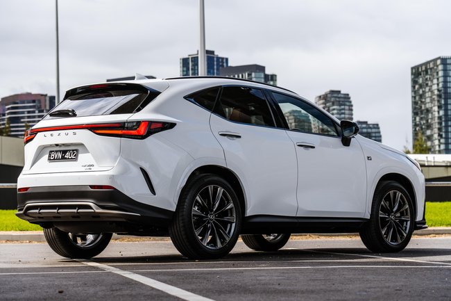 Lexus ES350e Plug-In Hybrid Sedan Review
