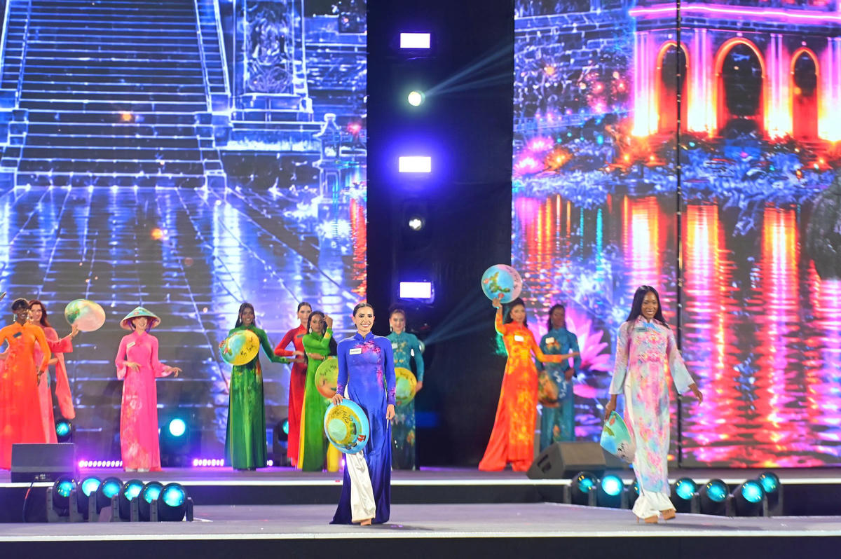 111 thí sinh Miss World tỏa sáng trong đêm áo dài bên bờ Hạ Long