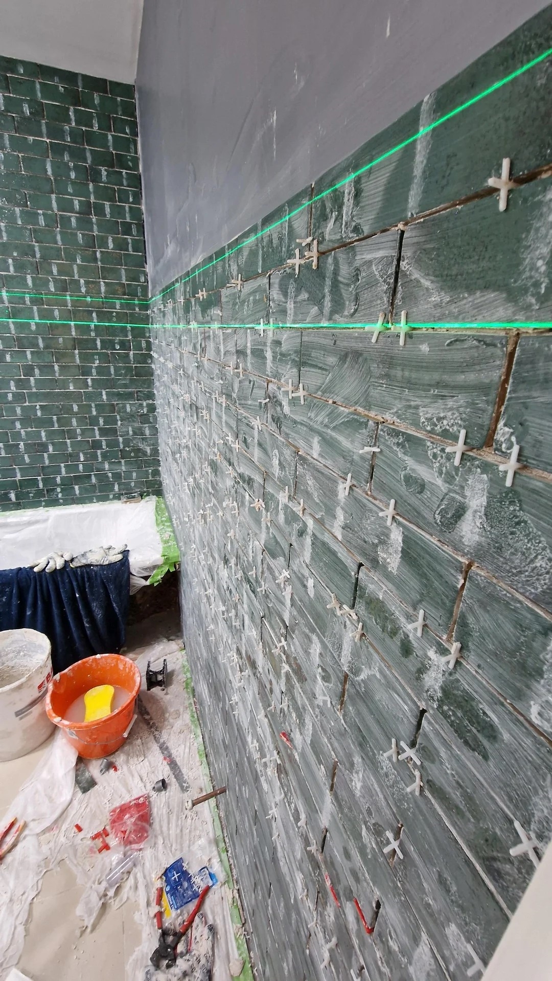 How Dark Green Tile Is Transforming Beige Bathrooms