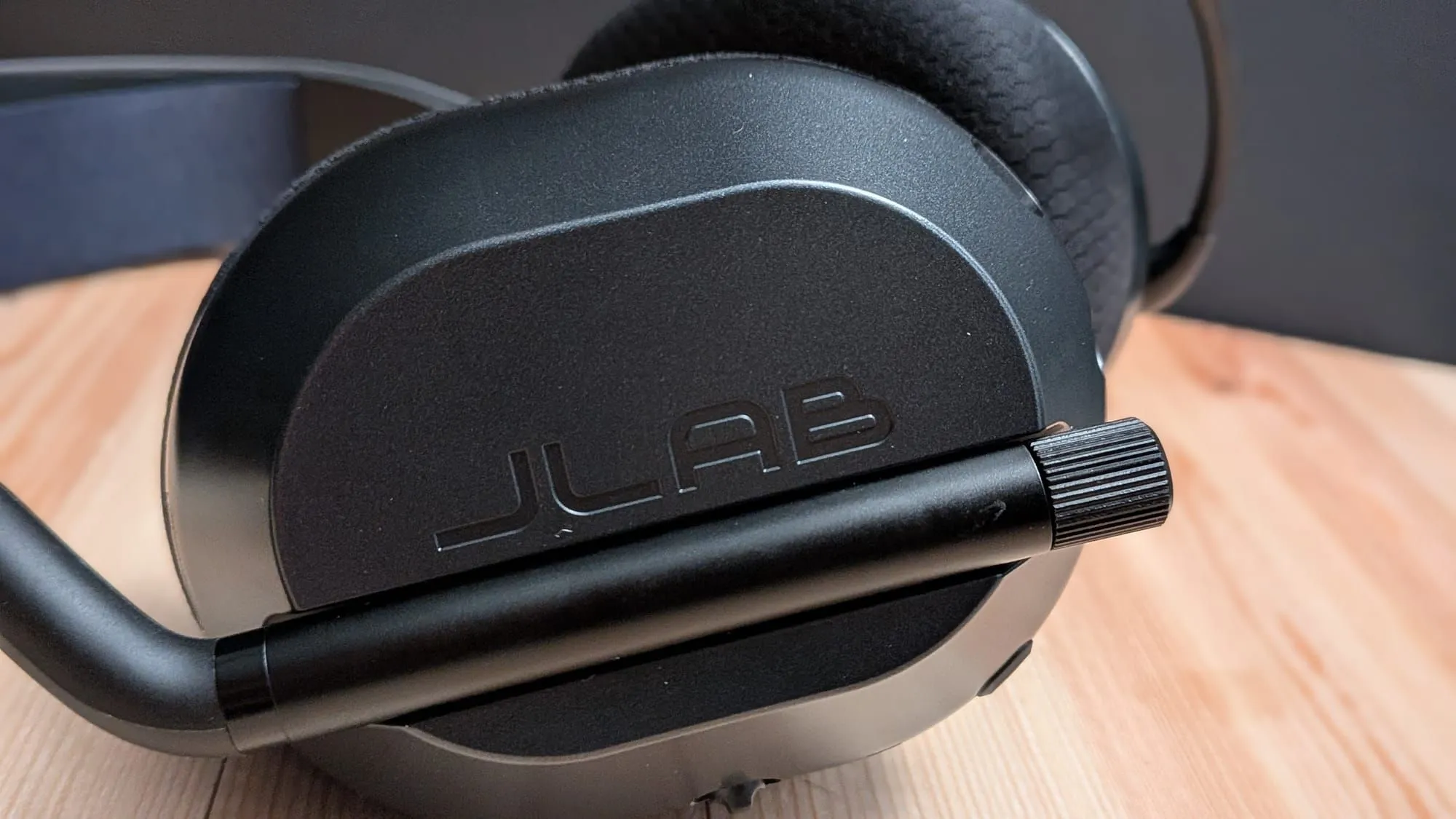 Budget Wireless Gaming Headsets: Comfort and Battery Life vs. Premium Sound