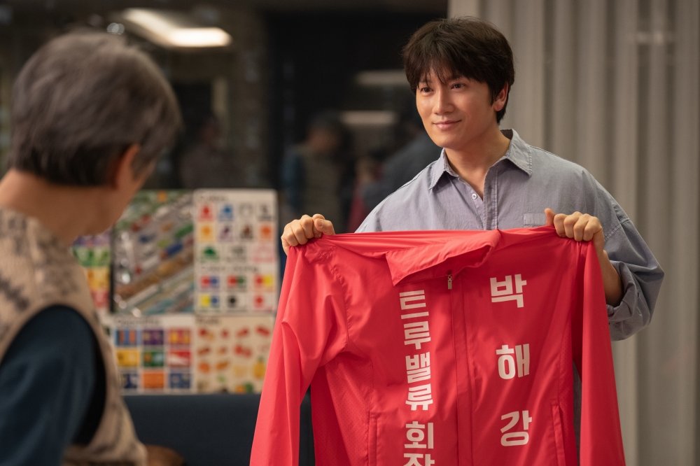 Ji Sung’s Gang Boss Turns Presidential Chaos Into a Final Alliance