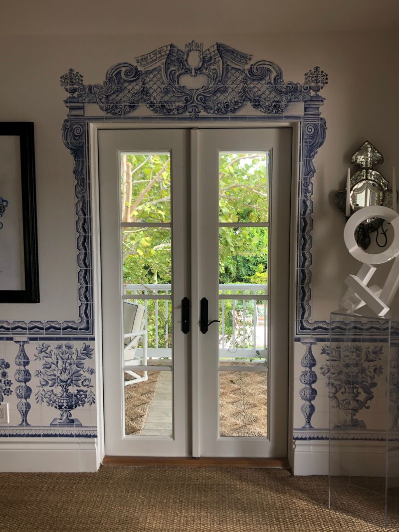 Mirrored and Patterned Backsplashes Are Transforming Small Kitchens