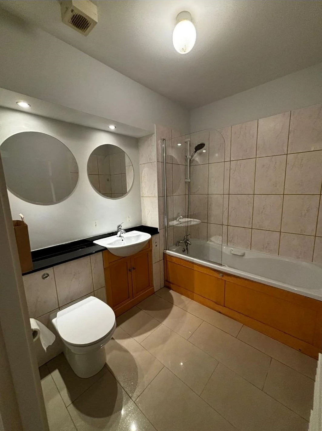 How Dark Green Tile Is Transforming Beige Bathrooms