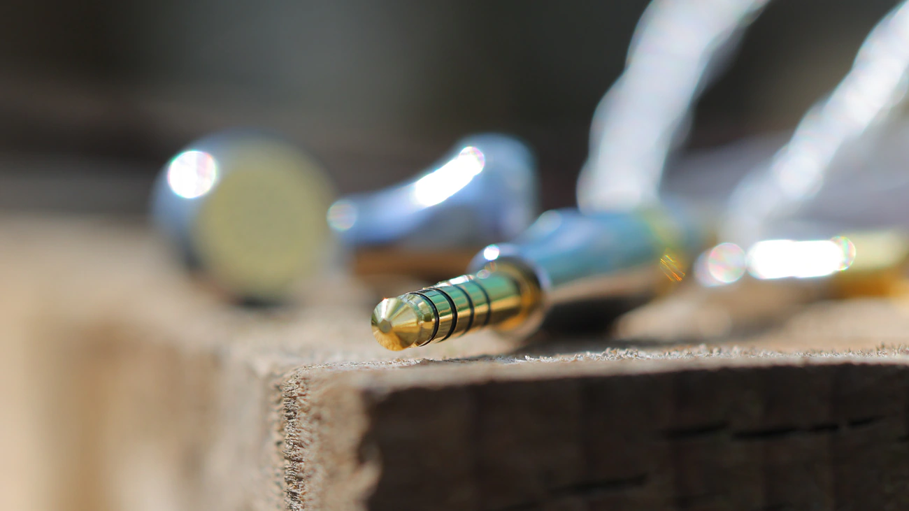 Single Dynamic vs Hybrid Driver IEMs Under $200: Which Tuning Wins