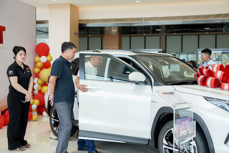Yaris Cross tái chiếm ngôi vương, bản hybrid dẫn sóng xe xanh