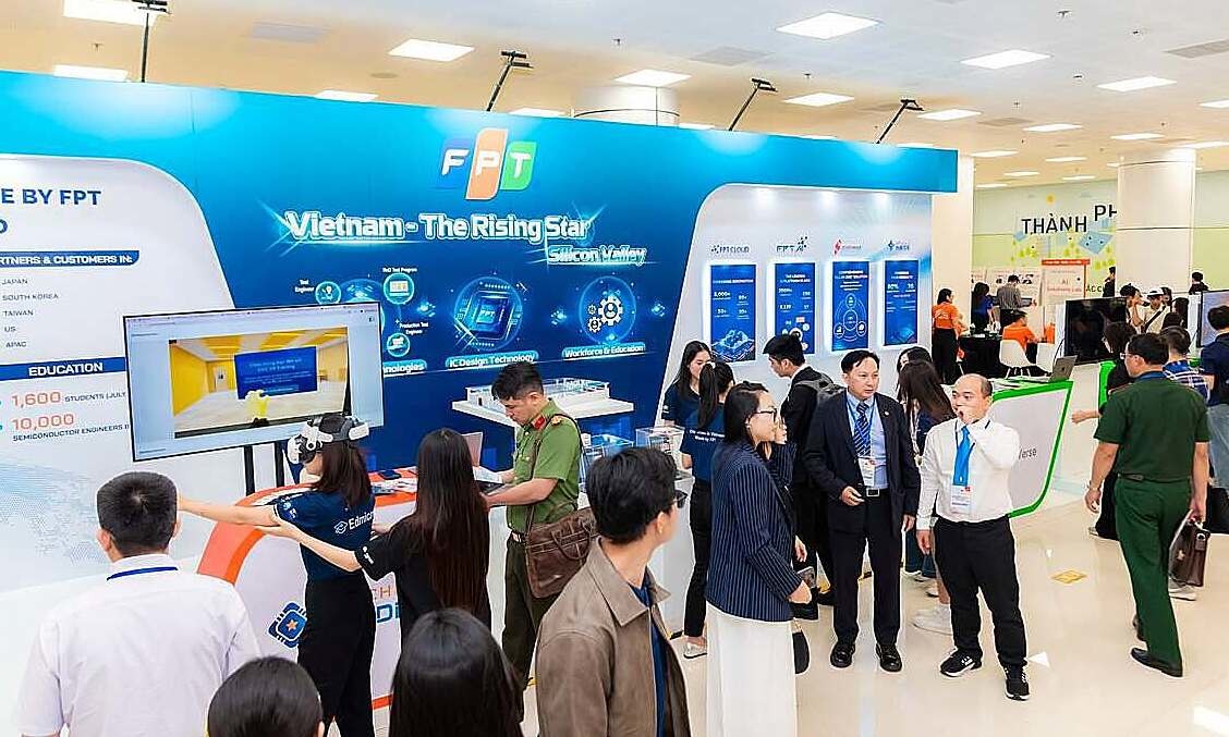 Từ robot lễ tân đến trợ lý AI: hành chính công đang tự động hóa người dân