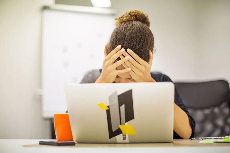 Burnout văn phòng âm thầm làm suy giảm năng suất: Dấu hiệu cảnh báo và cách phòng ngừa