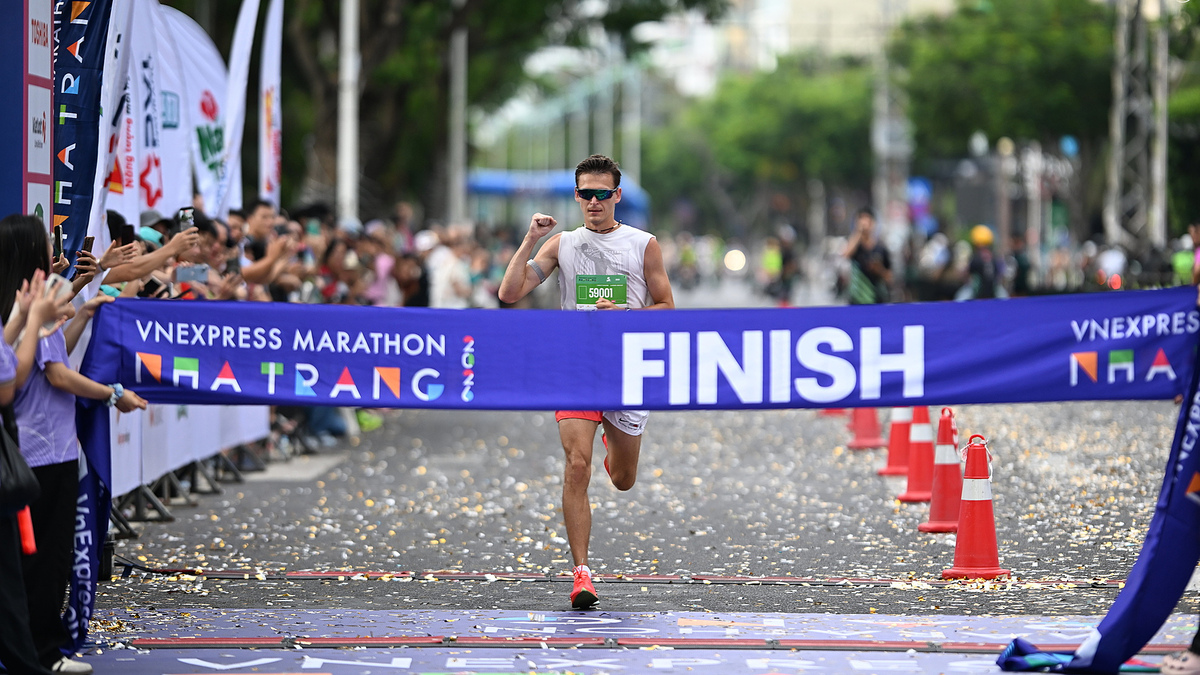 VnExpress Marathon Nha Trang: Những chiến thắng bất ngờ trên đường chạy ven biển