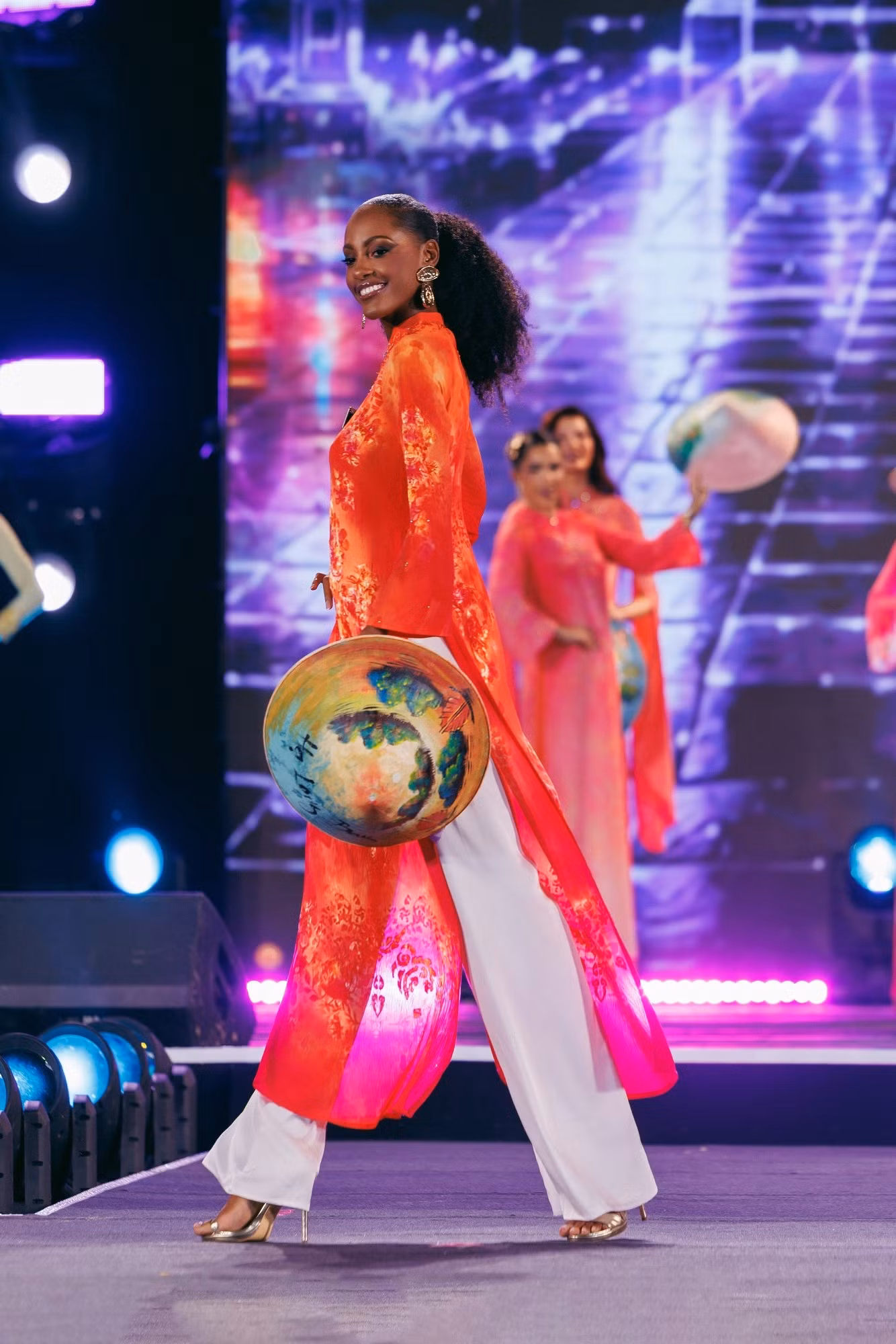 111 thí sinh Miss World mang áo dài Việt Nam ra sân khấu quốc tế