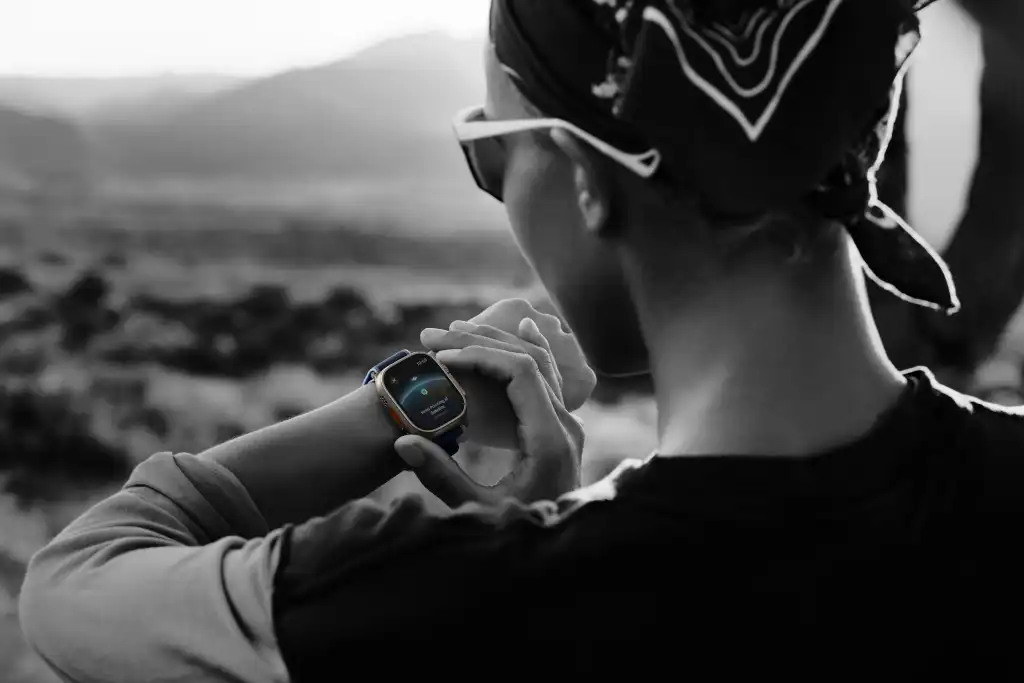 Premium Sports Watches vs Screenless Trackers: The New Wearables Split