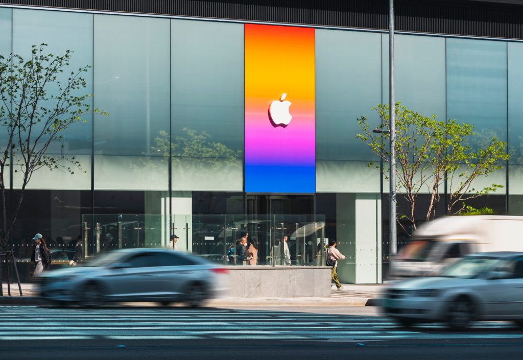 Apple’s Nine-Figure Bet on Siri AI and Paid News Content