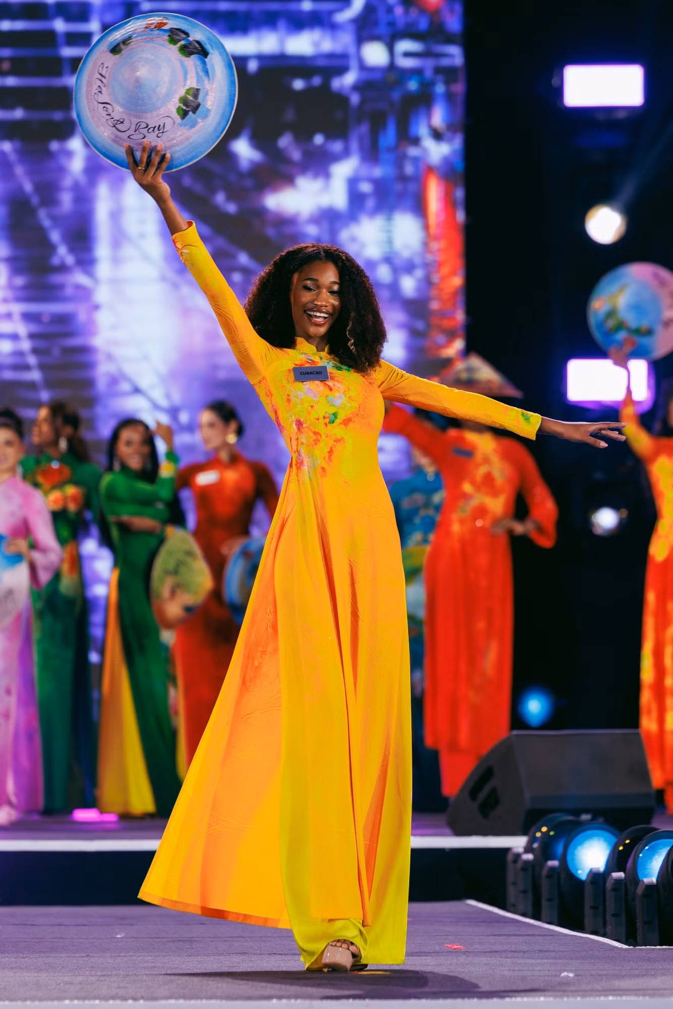 111 thí sinh Miss World mang áo dài Việt Nam ra sân khấu quốc tế