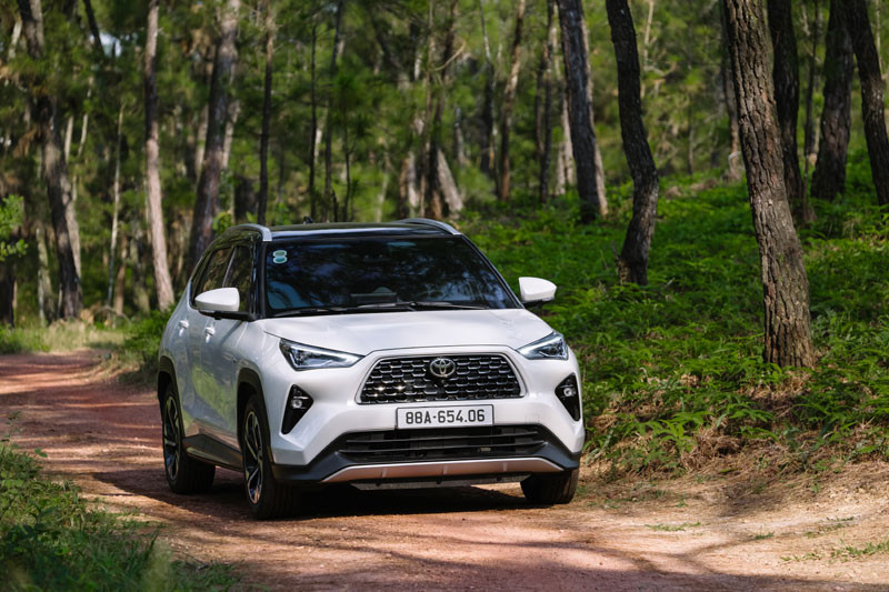Yaris Cross tái chiếm ngôi vương, bản hybrid dẫn sóng xe xanh