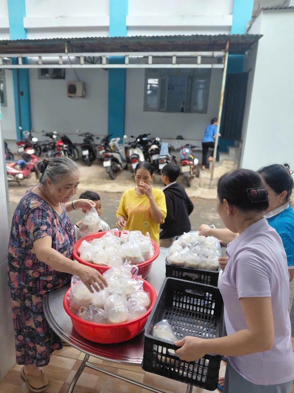 Từ bữa cơm nhà đơn giản đến mâm ăn đầy tình yêu
