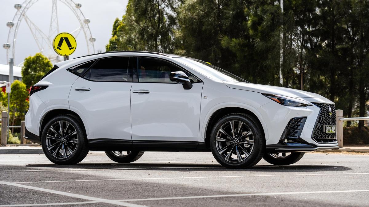 Lexus ES350e Plug-In Hybrid Sedan Review