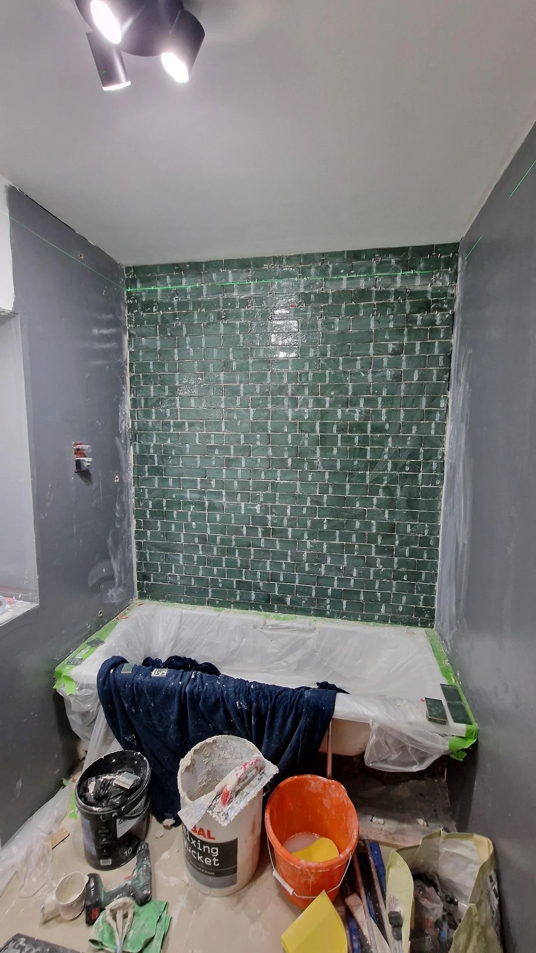 How Dark Green Tile Is Transforming Beige Bathrooms