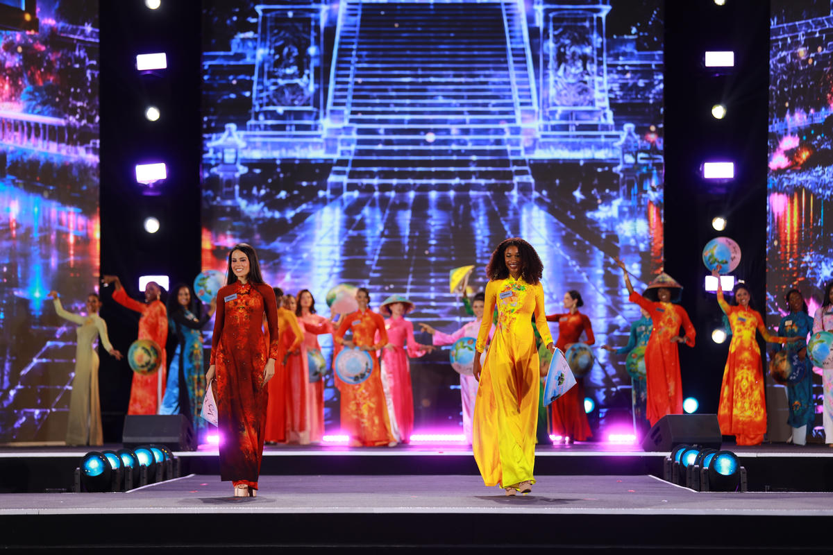 111 thí sinh Miss World tỏa sáng trong đêm áo dài bên bờ Hạ Long