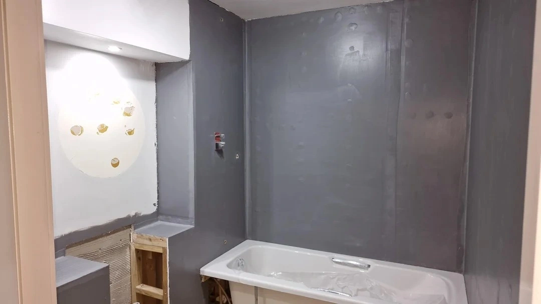 How Dark Green Tile Is Transforming Beige Bathrooms