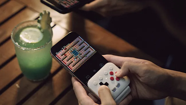 Biến iPhone thành console retro với 8BitDo FlipPad và phụ kiện slim