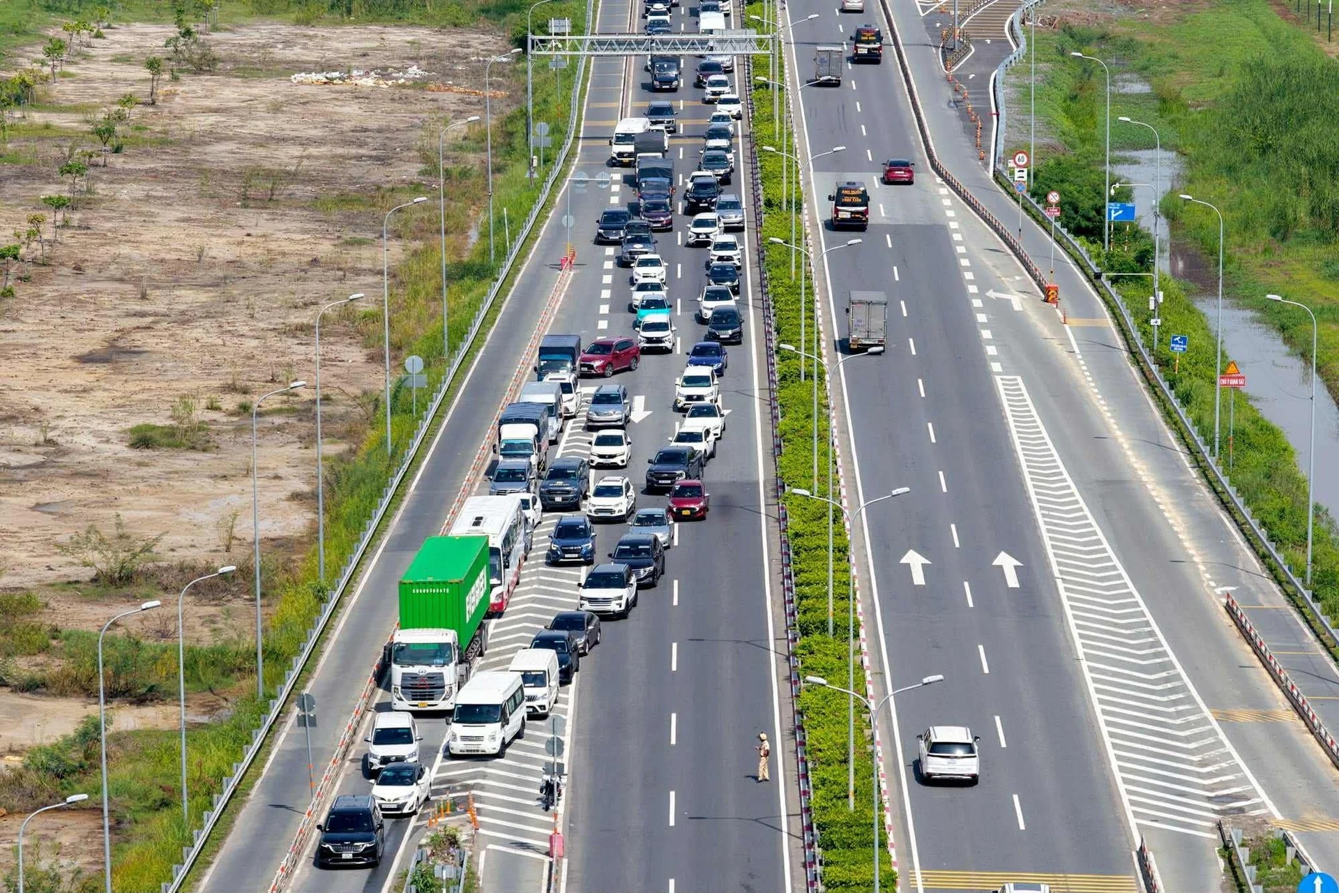 Cao tốc TP.HCM – Long Thành kẹt xe cuối tuần: lỗi ở đâu?