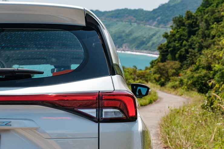 Toyota Veloz Cross: MPV 7 chỗ gia đình đáng tiền?