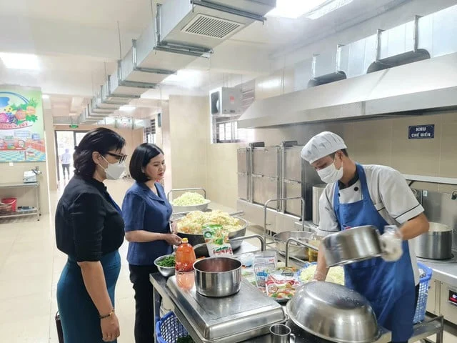 Công khai khay ăn học sinh: Khi phụ huynh trở thành “thanh tra” an toàn thực phẩm trường học