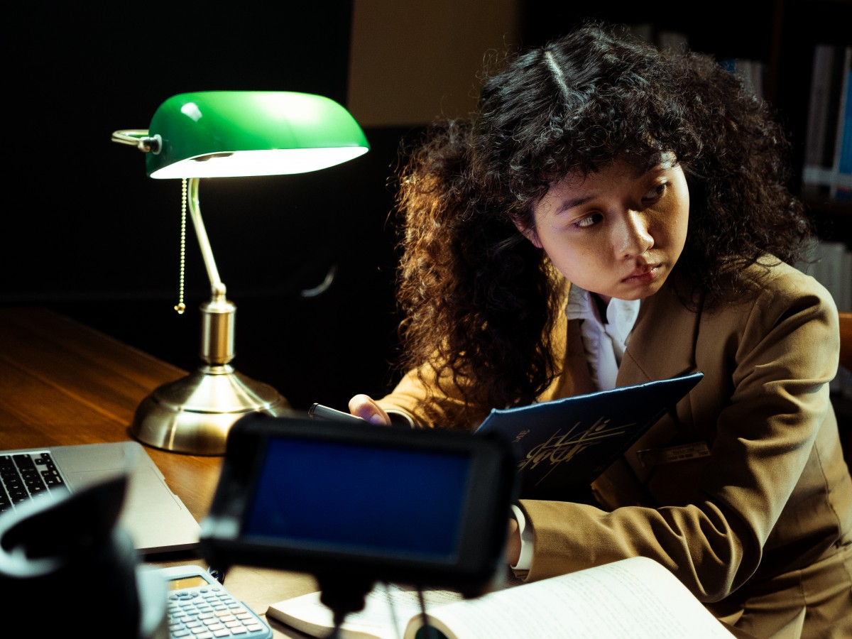 Cộng trừ nhân chia: Dark Academia và mặt tối thành tích học đường
