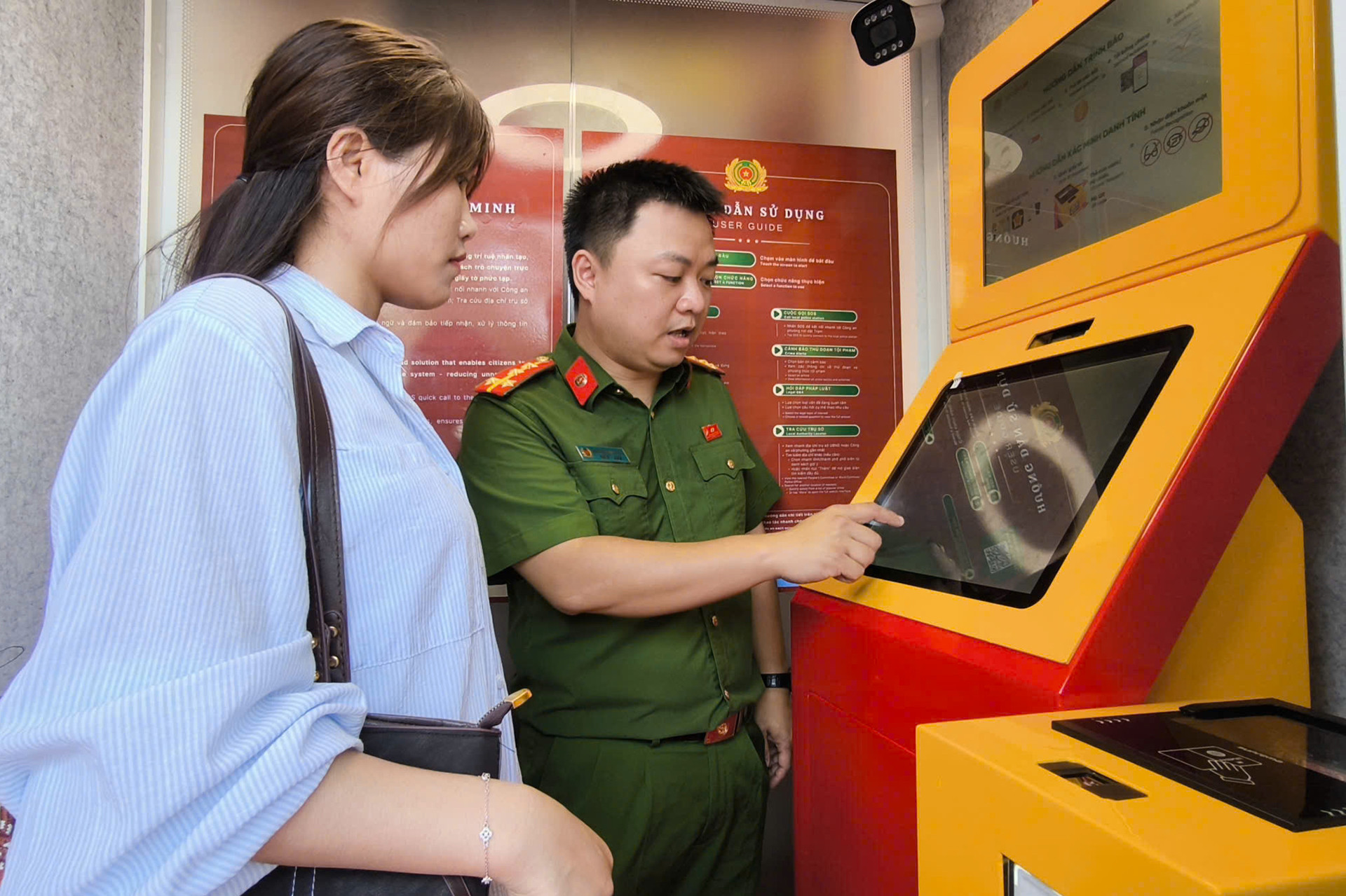 Trạm công an thông minh 24/7 bên Hồ Gươm: Bước ngoặt số hóa dịch vụ công an