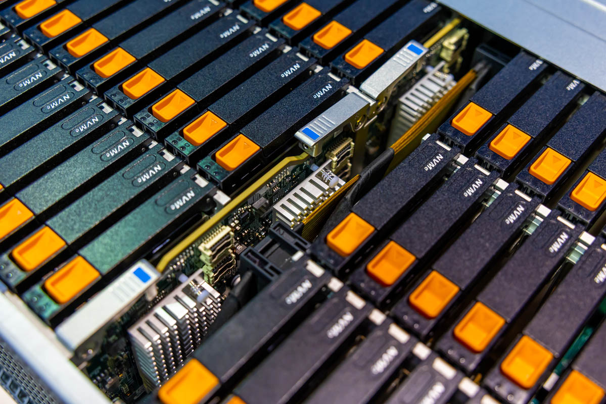 Máy chủ NVMe 160 bay: cú nhảy mật độ cho data center
