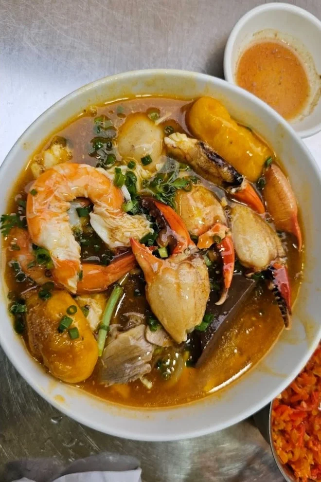 Bánh canh 400.000 đồng và làn sóng ăn đường phố đắt đỏ