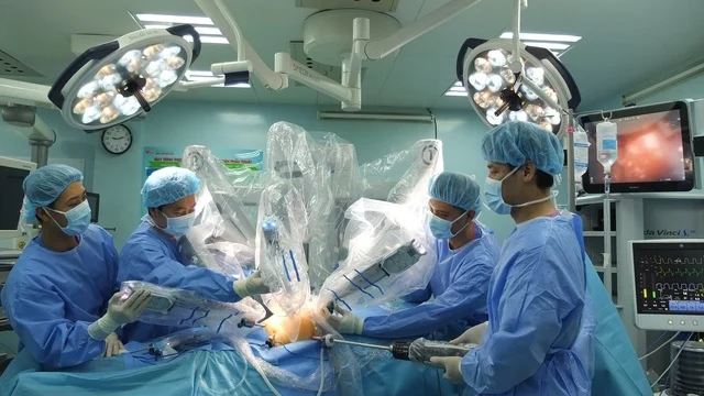 Robot Da Vinci Xi mổ ‘một cổng’: cú hích cho y học chính xác
