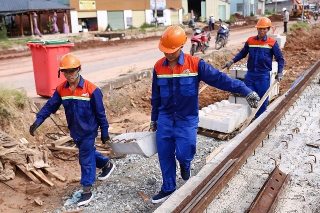 Tuyến LRT Phú Quốc đẩy nhanh lắp ray, hướng tới APEC