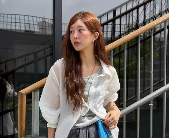 Áo lót không nên nhìn thấy: Cách chọn neckline, màu sắc và fit để layering hoàn hảo