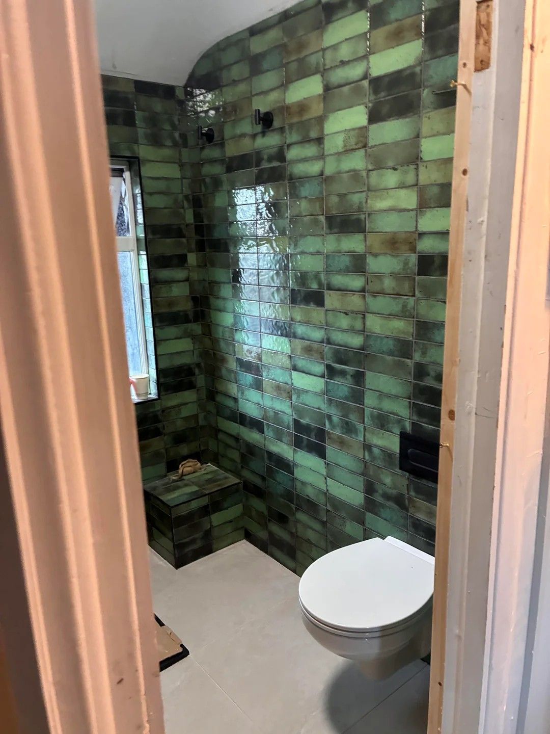 How Dark Green Tile Is Transforming Beige Bathrooms