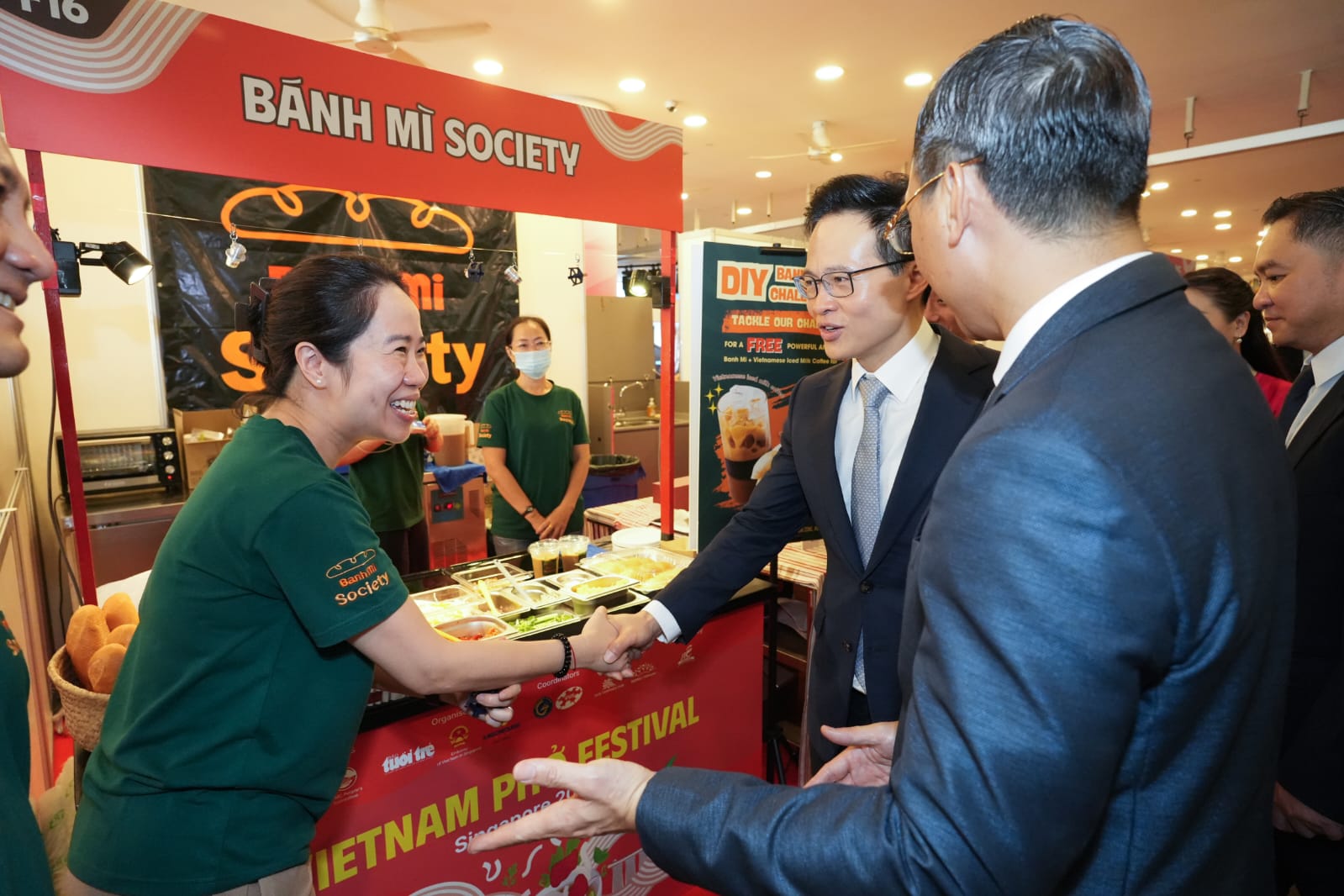 Bánh tráng trộn và bánh mì Việt: Từ vỉa hè đến sân khấu toàn cầu